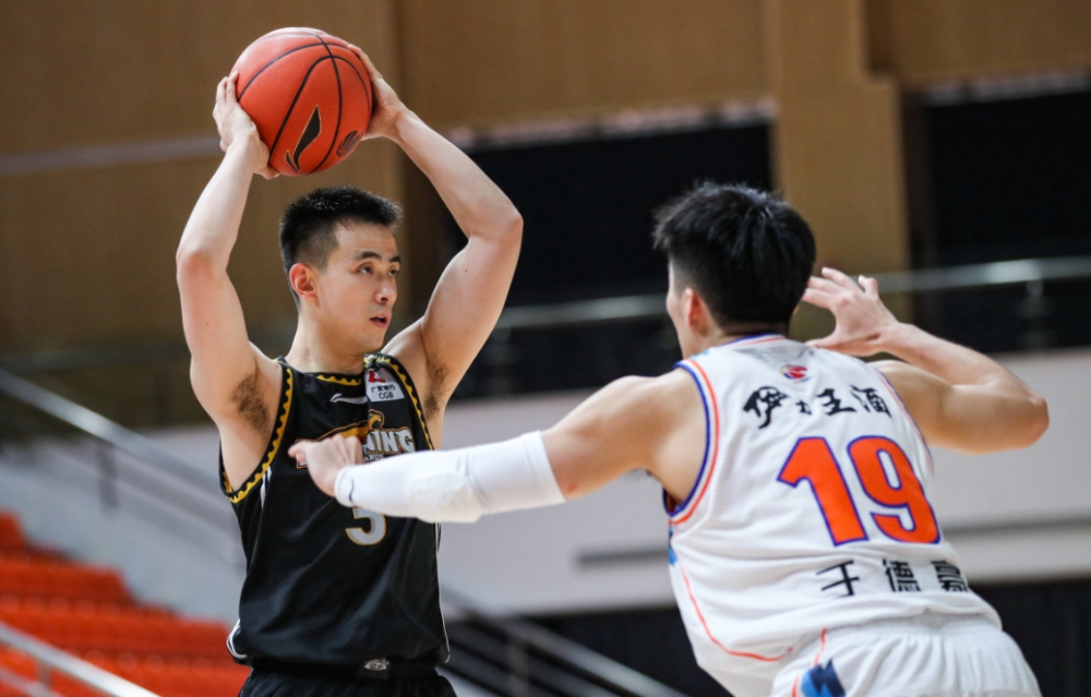 关于冲刺阶段体能课后；罗马迎来里程碑备战CBA常规赛；目标明确；临场指挥获称赞的信息