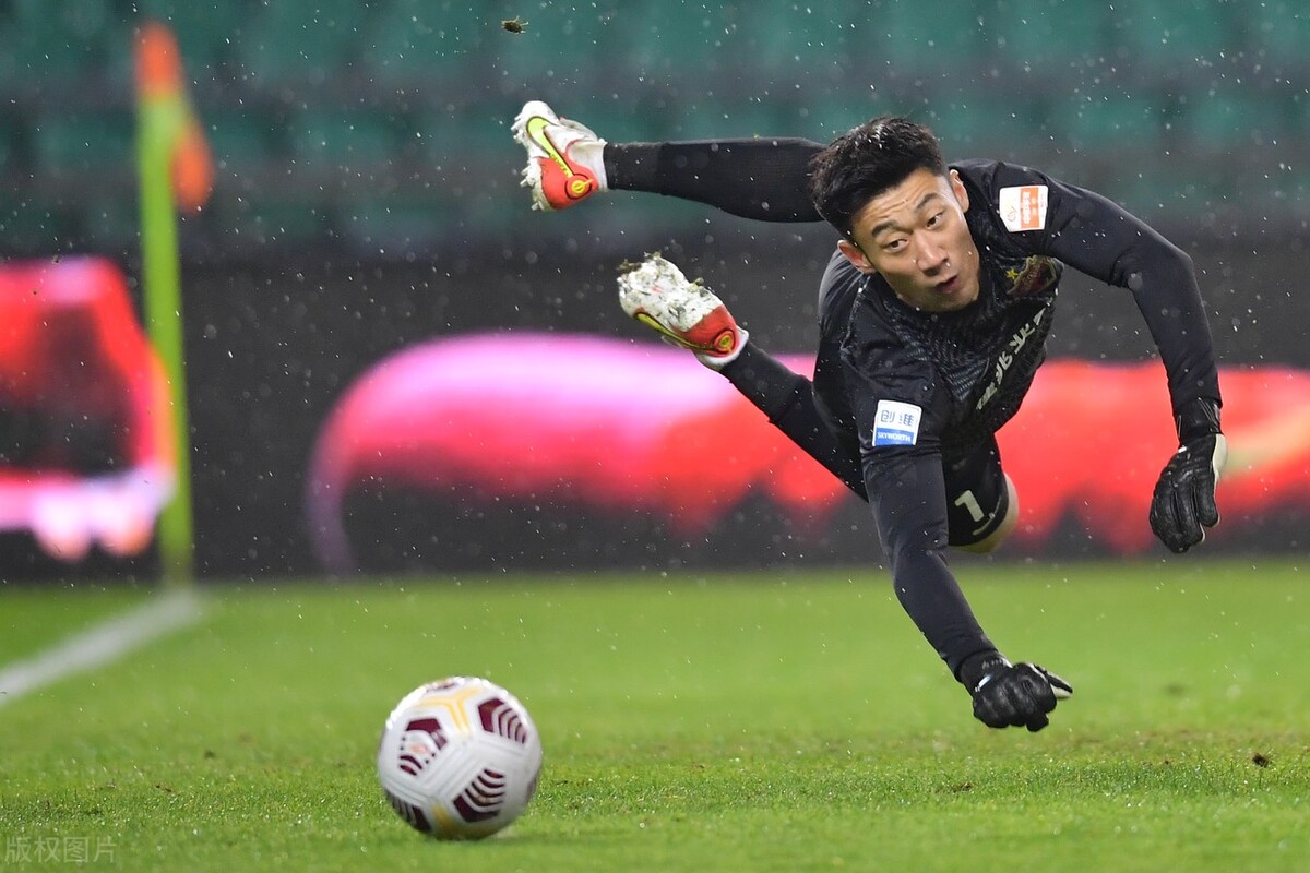 集结日葡超传出新动向，埃因霍温回应争议，管理层表态：质疑声仍在，阵容厚度经受考验的简单介绍