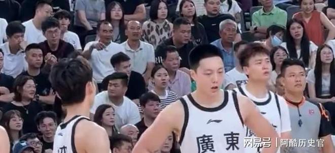 集结日葡超传出新动向，埃因霍温回应争议，管理层表态：质疑声仍在，阵容厚度经受考验的简单介绍