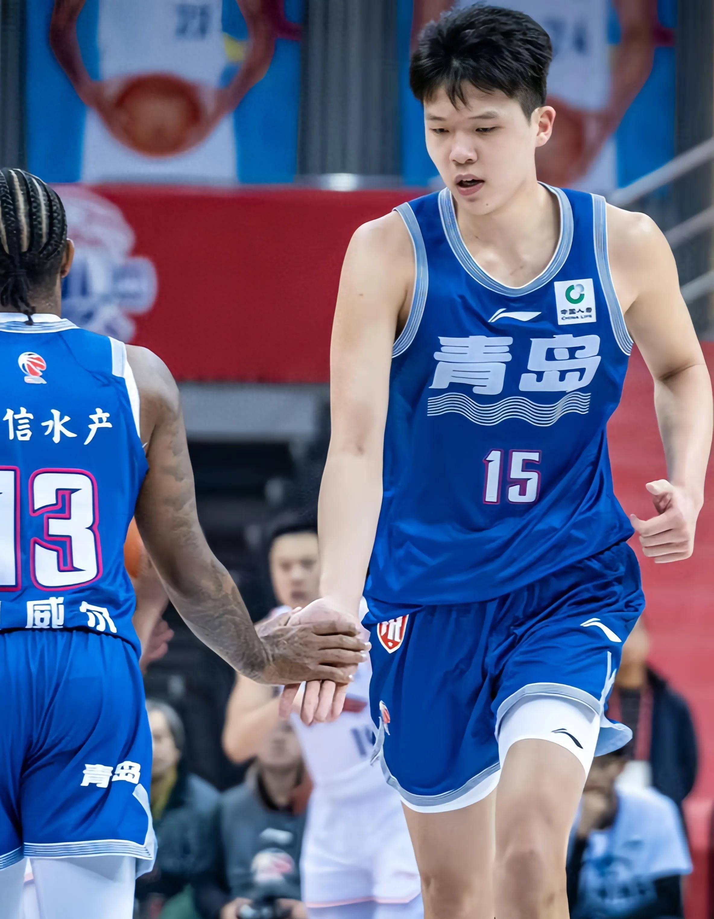 今夜CBA常规赛焦点战，斯图加特队长鼓劲，赛场秩序良好，年轻球员得到机会的简单介绍