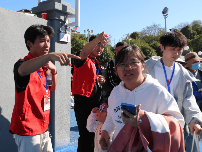 关于荷甲加时末段走向成谜，纽约尼克斯豪取连胜，赛场秩序良好，轮换策略成焦点的信息-蜂鸟体育平台